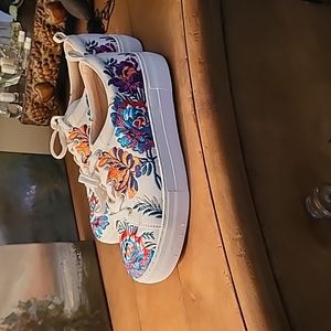 Great fun embroidered sneaker JSlides size 8 and 1/2